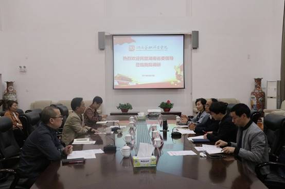 座谈会.jpg